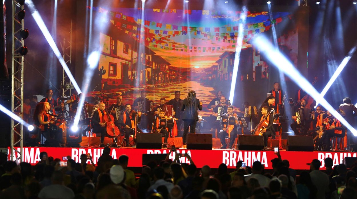 Forró, fé e futebol, marcam a primeira noite do São João de Saj O sanfoneiro Mestrinho foi um dos destaques da noite