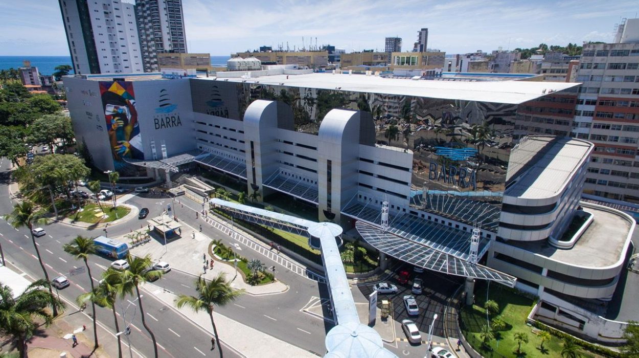 O setor de franquias continua apresentando resultados positivos na Bahia. Dados da Associação Brasileira de Franchising (ABF) mostram que o segmento movimentou aproximadamente R$ 2,6 bilhões apenas no primeiro trimestre de 2026, registrando crescimento de 11,8% em comparação ao mesmo período do ano passado. Os números refletem o fortalecimento do empreendedorismo e da expansão de marcas em diferentes segmentos, como alimentação, saúde, estética, educação e serviços. Especialistas destacam que o modelo de franquias oferece maior segurança para investidores iniciantes, principalmente em cidades médias do interior baiano, onde o consumo continua em expansão e novos centros comerciais vêm sendo implantados.