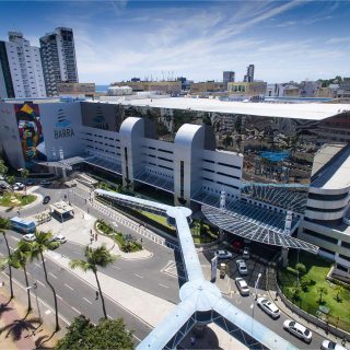 O setor de franquias continua apresentando resultados positivos na Bahia. Dados da Associação Brasileira de Franchising (ABF) mostram que o segmento movimentou aproximadamente R$ 2,6 bilhões apenas no primeiro trimestre de 2026, registrando crescimento de 11,8% em comparação ao mesmo período do ano passado. Os números refletem o fortalecimento do empreendedorismo e da expansão de marcas em diferentes segmentos, como alimentação, saúde, estética, educação e serviços. Especialistas destacam que o modelo de franquias oferece maior segurança para investidores iniciantes, principalmente em cidades médias do interior baiano, onde o consumo continua em expansão e novos centros comerciais vêm sendo implantados.
