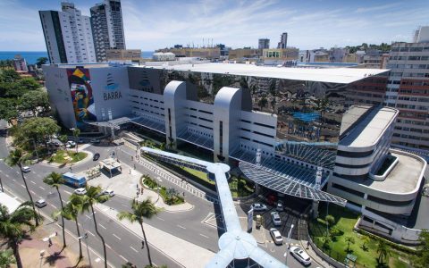 O setor de franquias continua apresentando resultados positivos na Bahia. Dados da Associação Brasileira de Franchising (ABF) mostram que o segmento movimentou aproximadamente R$ 2,6 bilhões apenas no primeiro trimestre de 2026, registrando crescimento de 11,8% em comparação ao mesmo período do ano passado. Os números refletem o fortalecimento do empreendedorismo e da expansão de marcas em diferentes segmentos, como alimentação, saúde, estética, educação e serviços. Especialistas destacam que o modelo de franquias oferece maior segurança para investidores iniciantes, principalmente em cidades médias do interior baiano, onde o consumo continua em expansão e novos centros comerciais vêm sendo implantados.