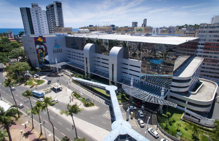 O setor de franquias continua apresentando resultados positivos na Bahia. Dados da Associação Brasileira de Franchising (ABF) mostram que o segmento movimentou aproximadamente R$ 2,6 bilhões apenas no primeiro trimestre de 2026, registrando crescimento de 11,8% em comparação ao mesmo período do ano passado. Os números refletem o fortalecimento do empreendedorismo e da expansão de marcas em diferentes segmentos, como alimentação, saúde, estética, educação e serviços. Especialistas destacam que o modelo de franquias oferece maior segurança para investidores iniciantes, principalmente em cidades médias do interior baiano, onde o consumo continua em expansão e novos centros comerciais vêm sendo implantados.
