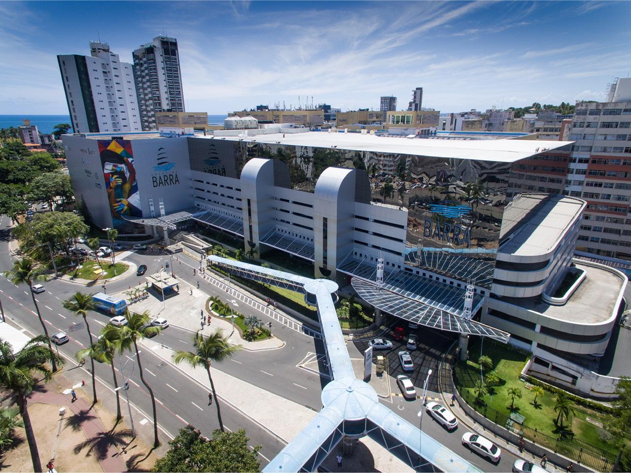 O setor de franquias continua apresentando resultados positivos na Bahia. Dados da Associação Brasileira de Franchising (ABF) mostram que o segmento movimentou aproximadamente R$ 2,6 bilhões apenas no primeiro trimestre de 2026, registrando crescimento de 11,8% em comparação ao mesmo período do ano passado. Os números refletem o fortalecimento do empreendedorismo e da expansão de marcas em diferentes segmentos, como alimentação, saúde, estética, educação e serviços. Especialistas destacam que o modelo de franquias oferece maior segurança para investidores iniciantes, principalmente em cidades médias do interior baiano, onde o consumo continua em expansão e novos centros comerciais vêm sendo implantados.